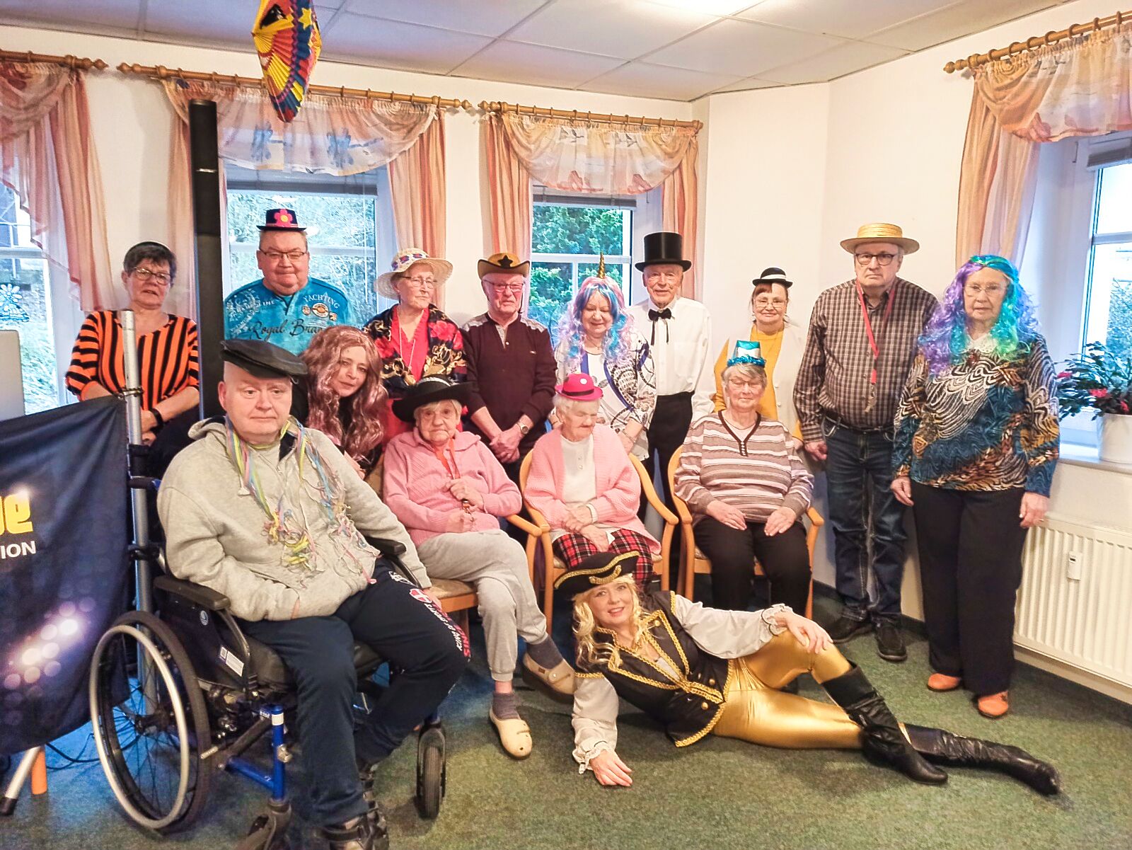 Auf dem Bild sieht man das bunte Faschingsfest.