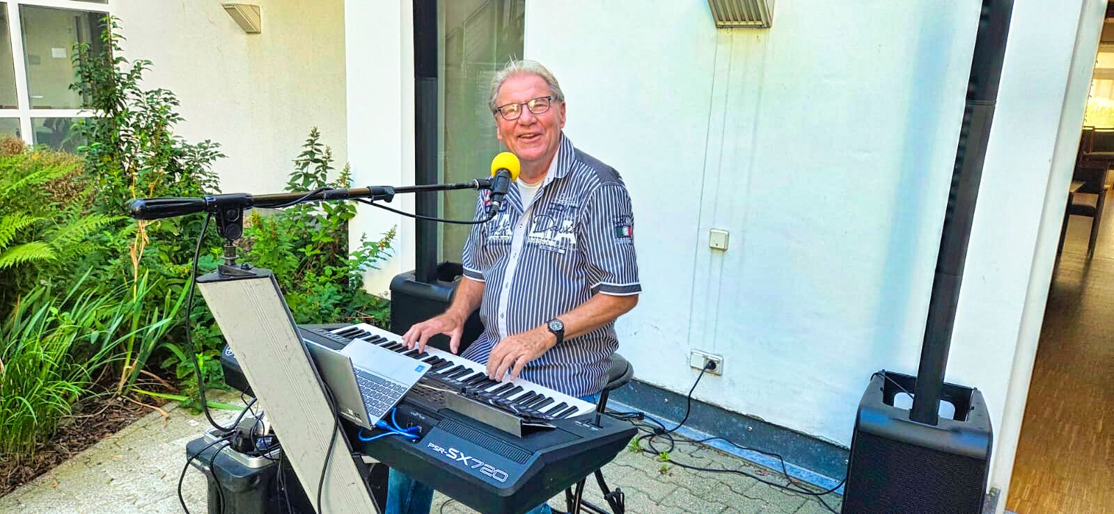 Auf dem Bild ist der musizierende Alleinunterhalter Hans-Jürgen-Fischer zu sehen.