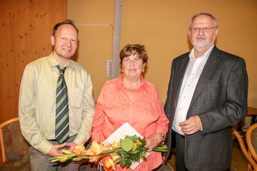 Andreas Wolf-Kather (l.) und Andreas Lasseck (r.)gratulierten Gisela Weinhold (WG 028), die bereits in Berlin die Goldene Ehrennadel erhielt. image-65311