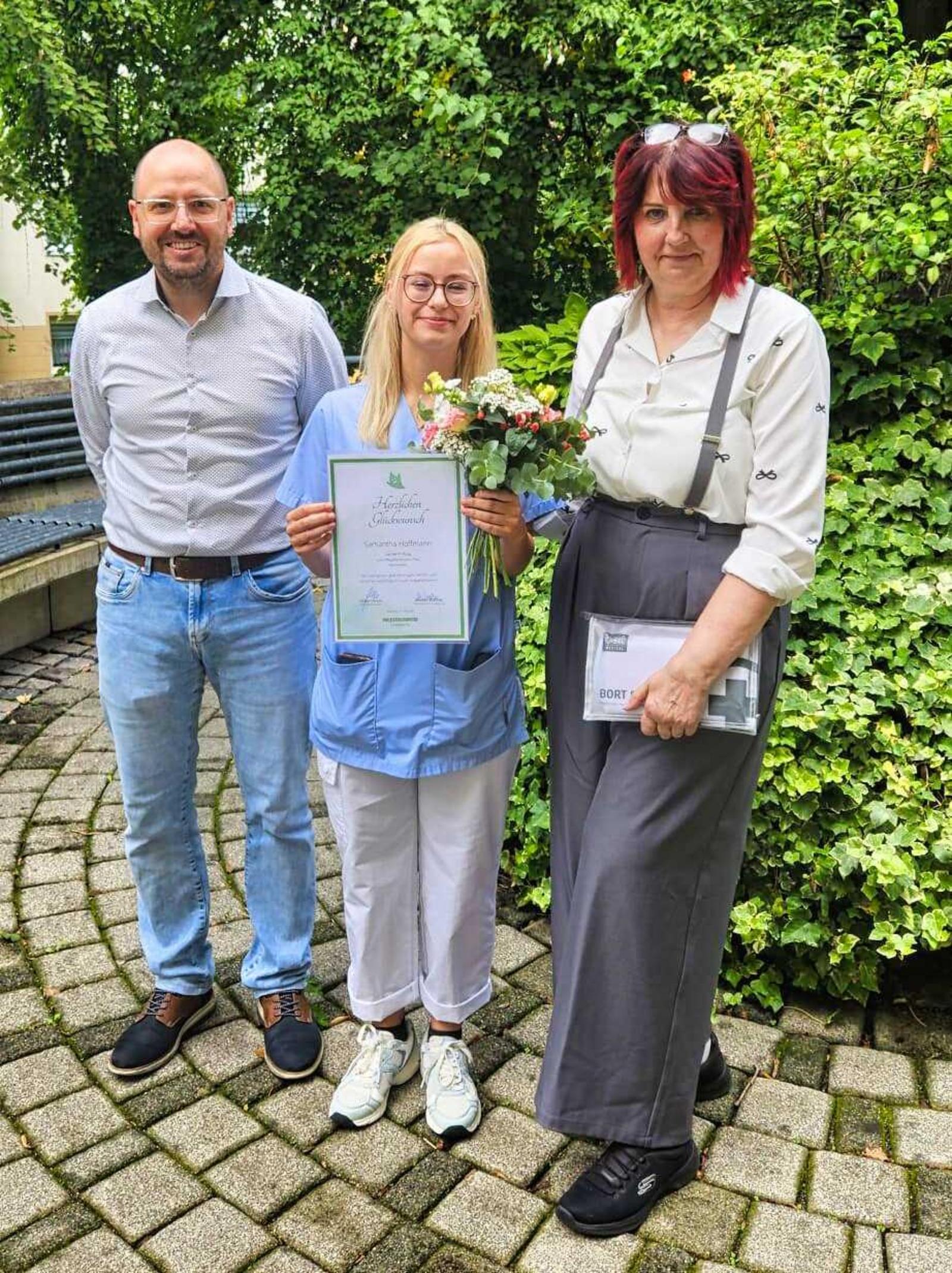 Auf dem Foto ist der Einrichtungsleiter Herr Furch mit den beiden Azubis zu sehen.