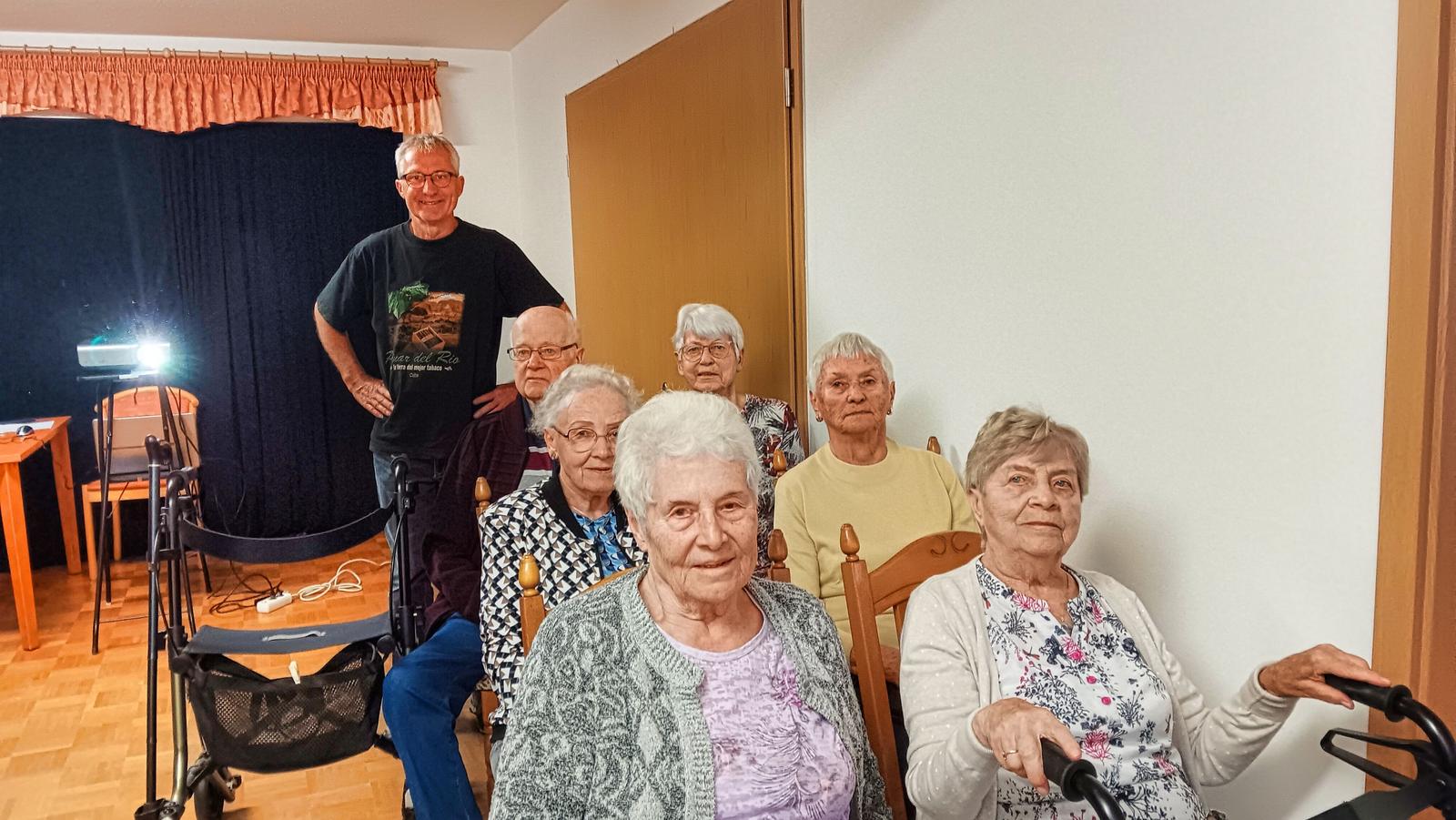 Andre Carlowitz mit interessierten Begutachtern seiner Vorträge. 