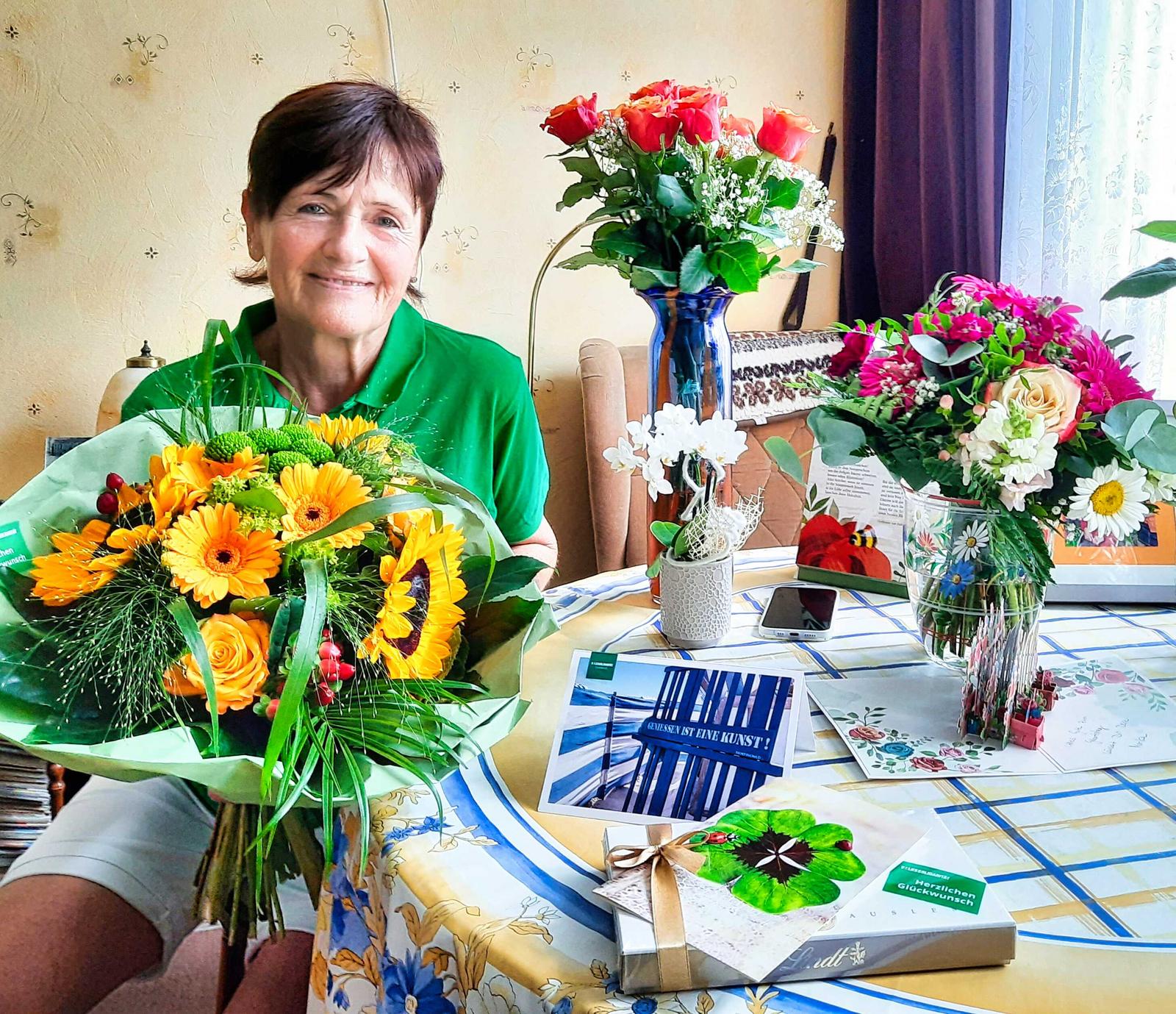 Auf diesem Bild ist Frau Ernst zu sehen. Sie überbringt die Glückwünsche.