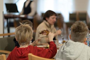 Auf diesem Bild ist das festliche Weihnachtsessen und die Gäste zu sehen.