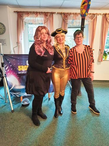 Auf dem Bild sieht man das bunte Faschingsfest.