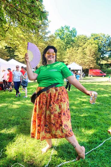 Auf diesem Bild ist eine Teilnehmerin zu sehen. Sie wirkt freudig.