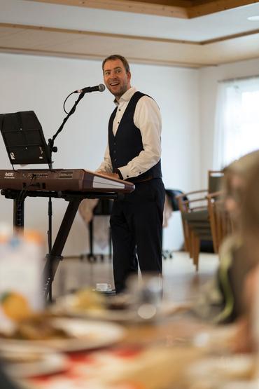 Auf diesem Bild ist das festliche Weihnachtsessen und die Gäste zu sehen.