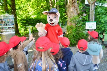 Auf diesem Bild sind die Kinder und die Maskottchen zu sehen.