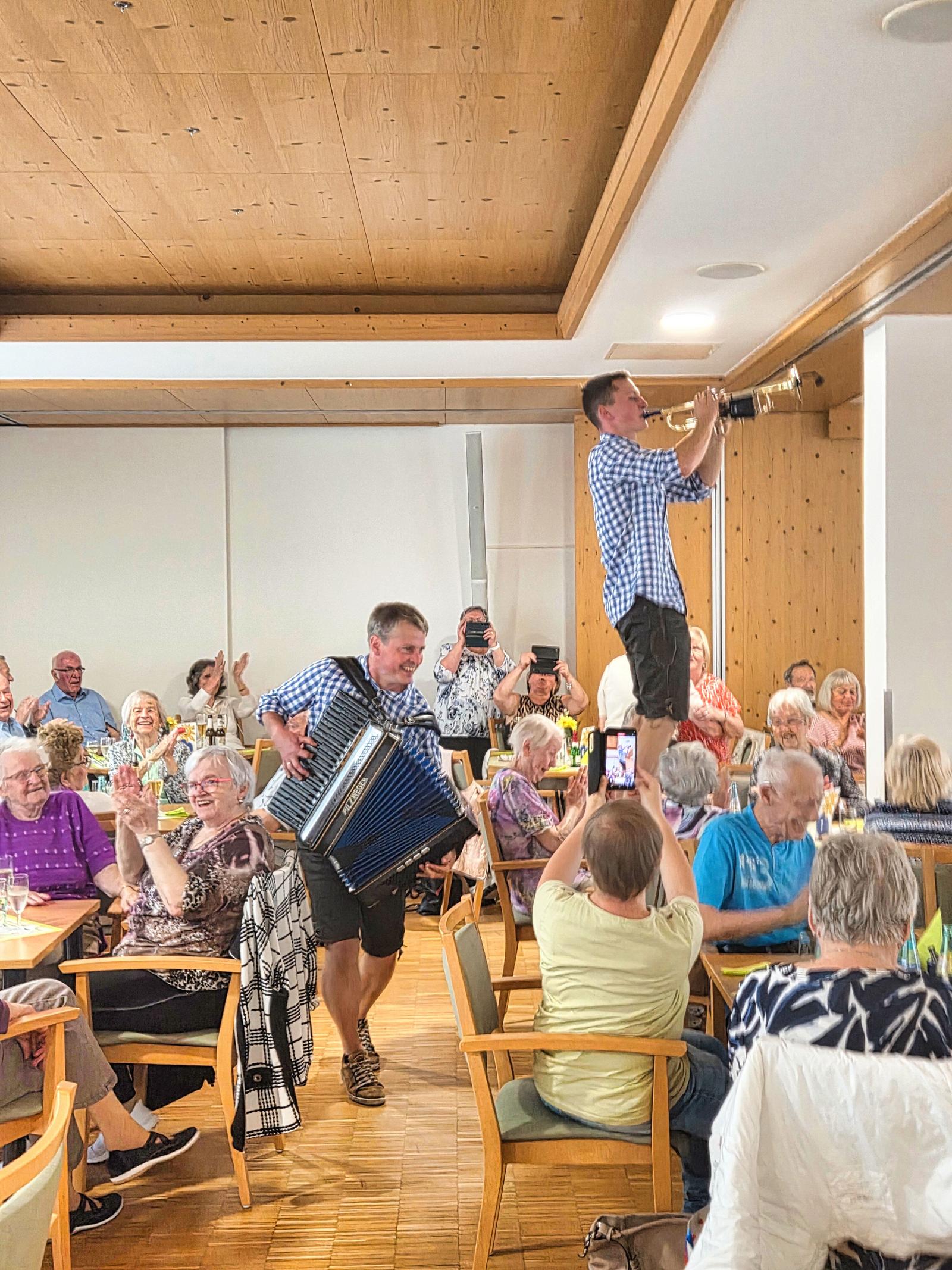 Auf dem Bild sind De Hutzenbossen inmitten der Zuschauer zu erkennen.
