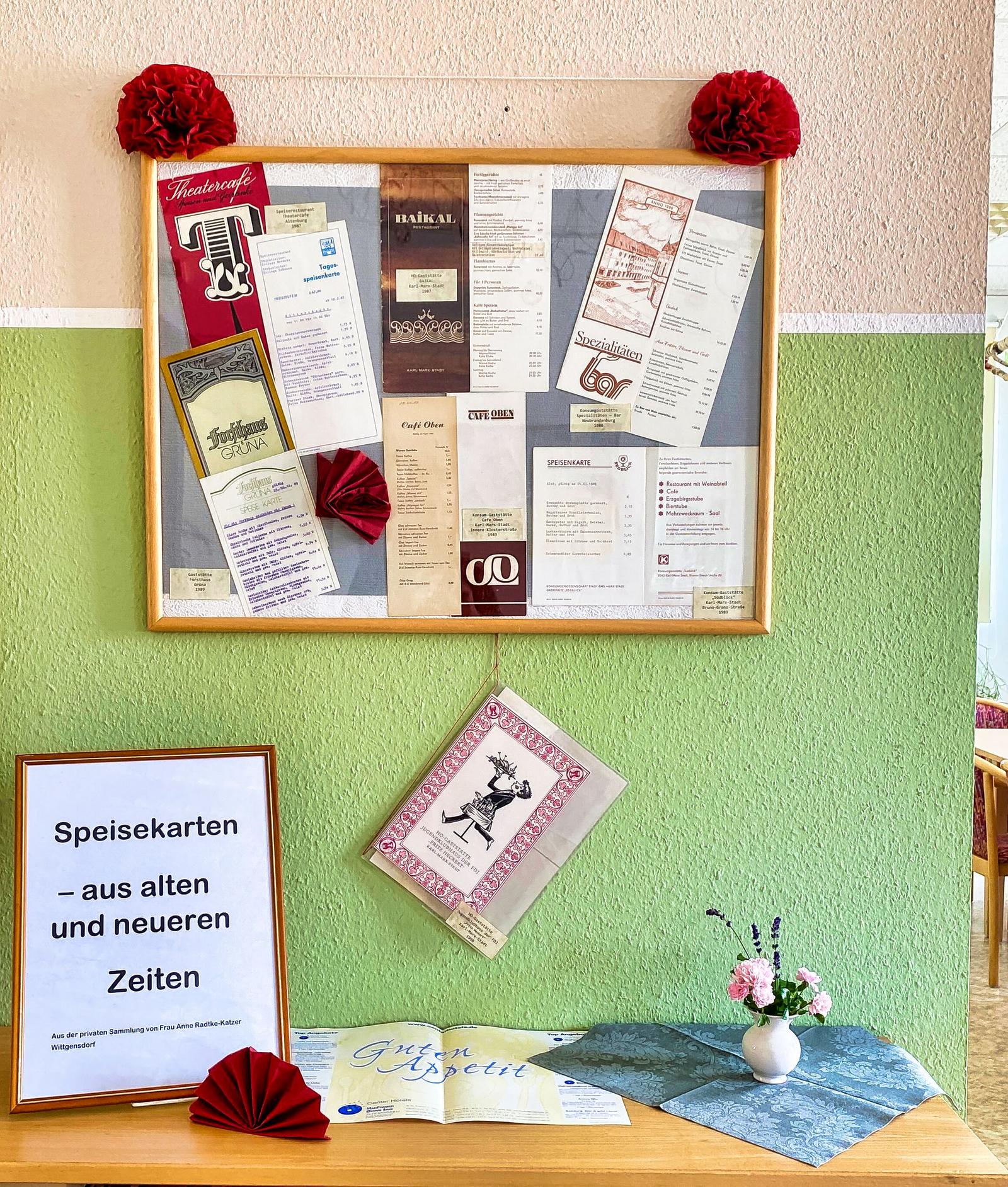 Auf diesem Bild sind einige antike Speisekarten zu sehen.