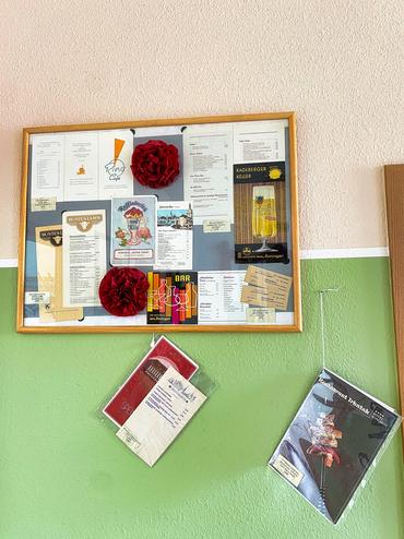 Auf diesem Bild sind einige antike Speisekarten zu sehen