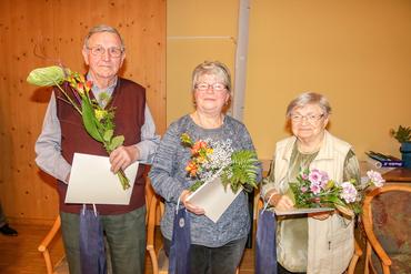 die Mitglieder Werner Gertack (WG 070), Regina Wieland (WG 018) und Hanni Stöckl (WG 045) für ih ehrenamtliches Engagement. image-65310