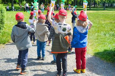 Auf diesem Bild sind die Kinder zu sehen. Viele halten eine Zuckertüte in der Hand.