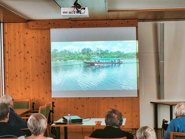 Auf diesem Bild sieht man, wie Frau Herberger ihren tollen Bericht hält.
