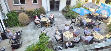 Auf dem Bild sind einige Teilnehmer des festes zu sehen. Fotografiert von oben.