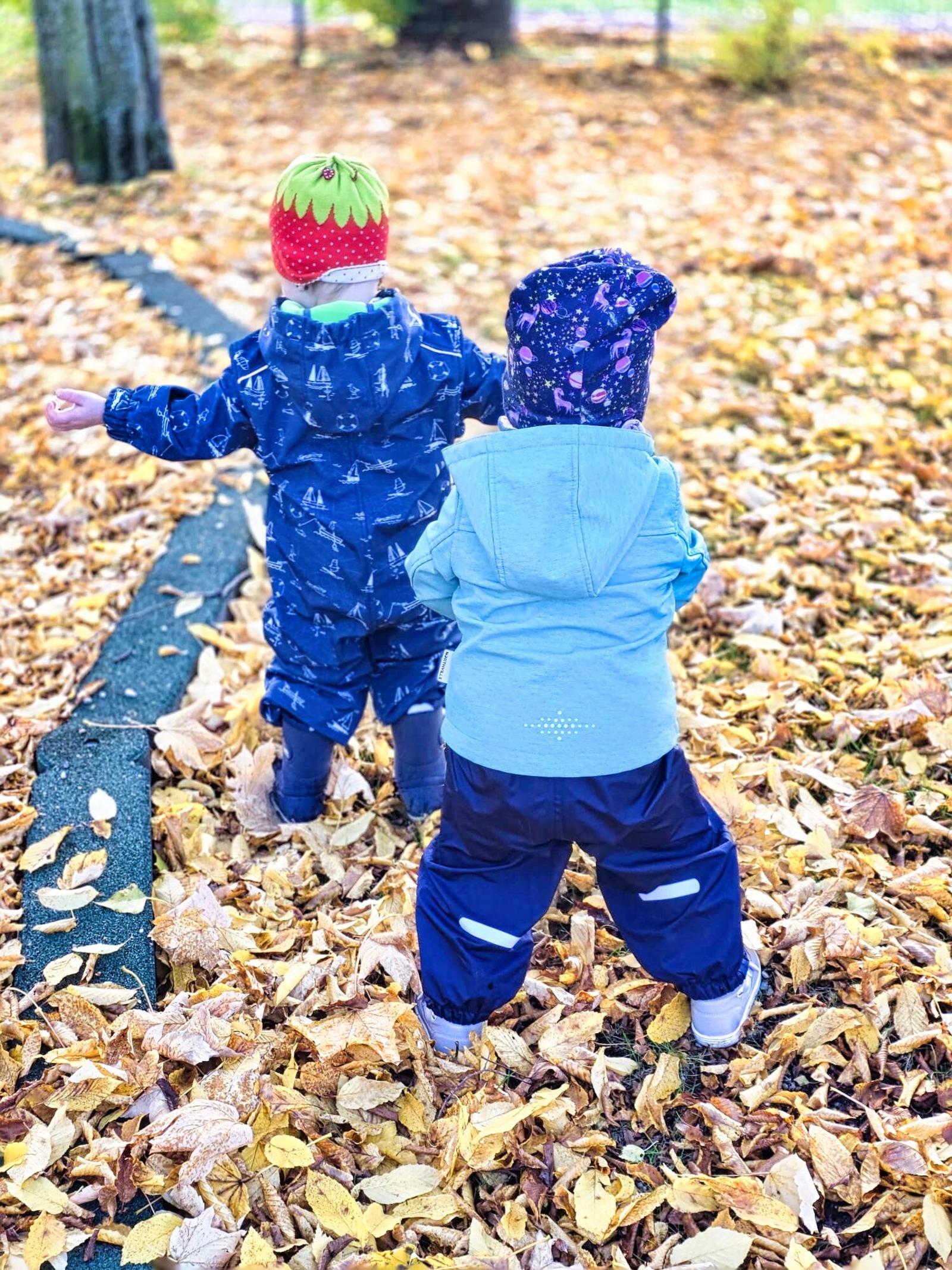 Auf dem Bild sieht man, wie die Kinder draußen spielen.