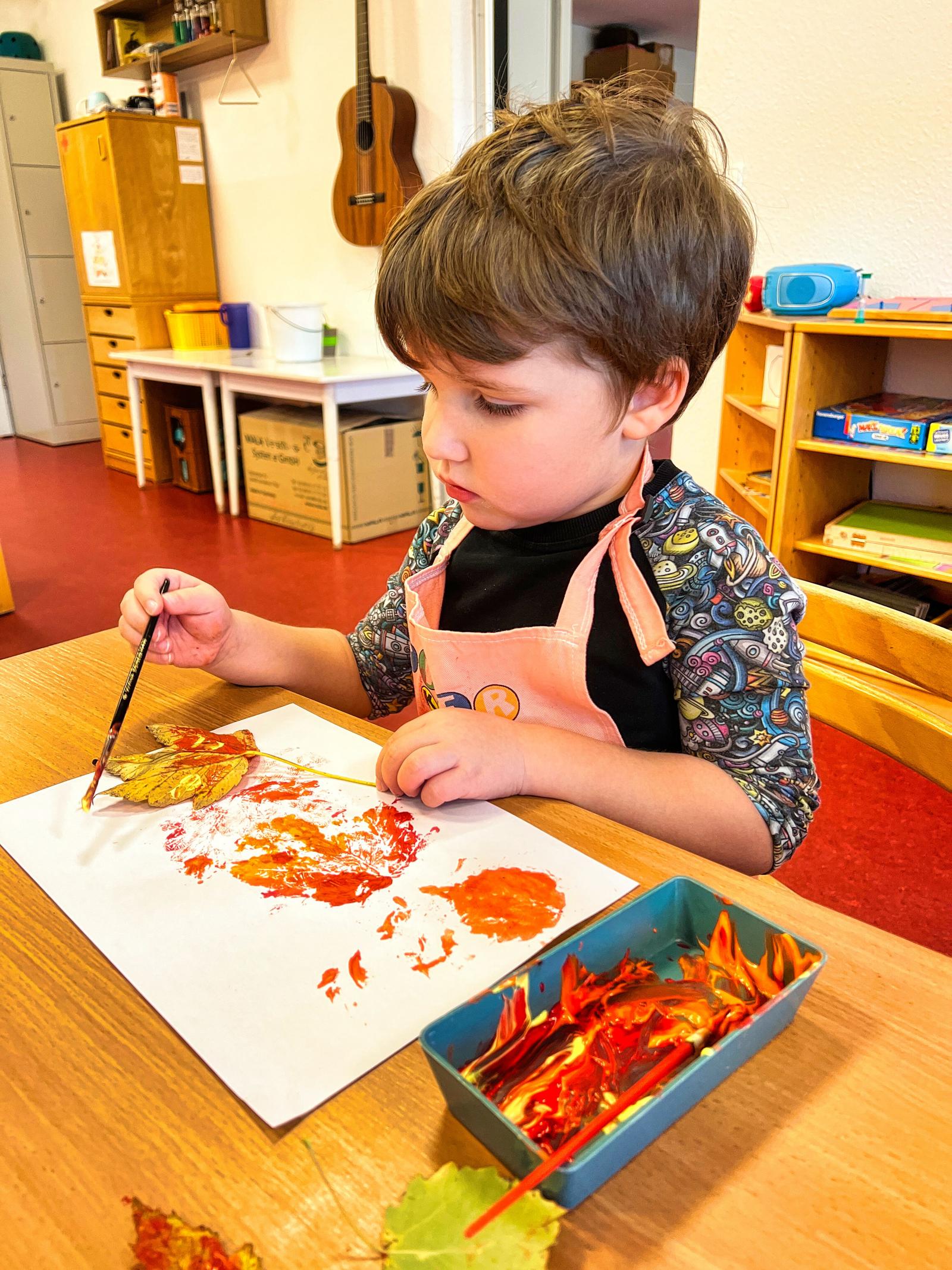 Auf diesem Bild sieht man, wie eines der Kinder den Blätterdruck anwendet.