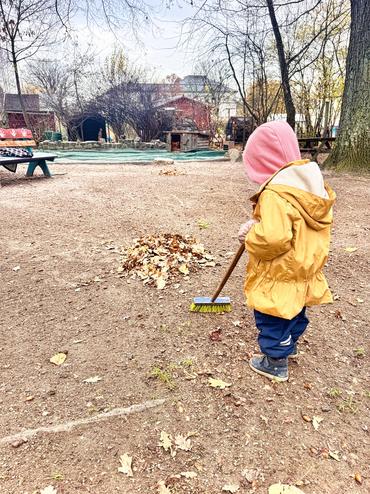 Auf diesem Bild ist die Außenanlage der Kita Glückskäfer zu sehen.