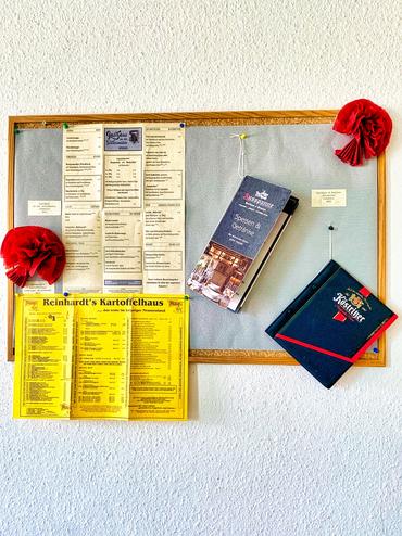 Auf dem Bild sinnd einige Speisekarten zu sehen.