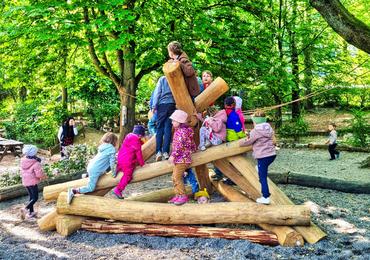 Auf diesem Bild sind viele Kinder zu sehen, die auf dem Klettergerüst spielen.