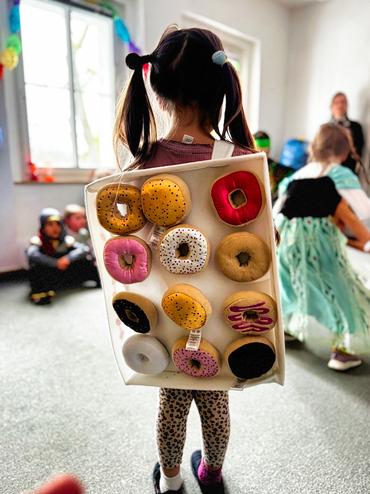 Auf diesem Bild sieht man das bunte Faschingsfest.