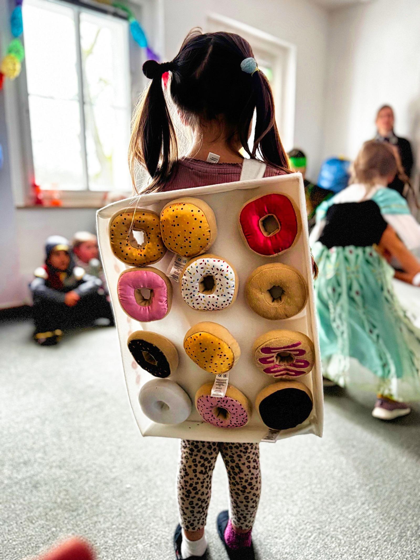 Auf diesem Bild sieht man das bunte Faschingsfest.