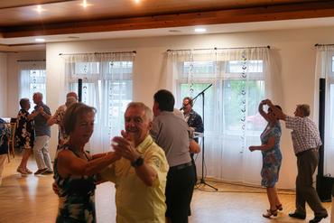 Auf diesem Bild sind einige Tanzende Gäste zu erkennen.