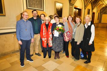 Auf diesem Bild sieht man, wie Frau Kraus geehrt wird.