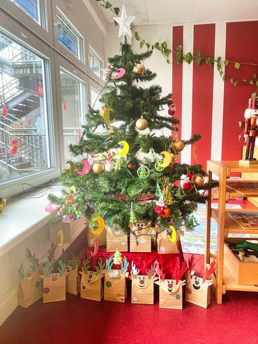 Auf diesem Bild sieht man den geschmückten Baum.