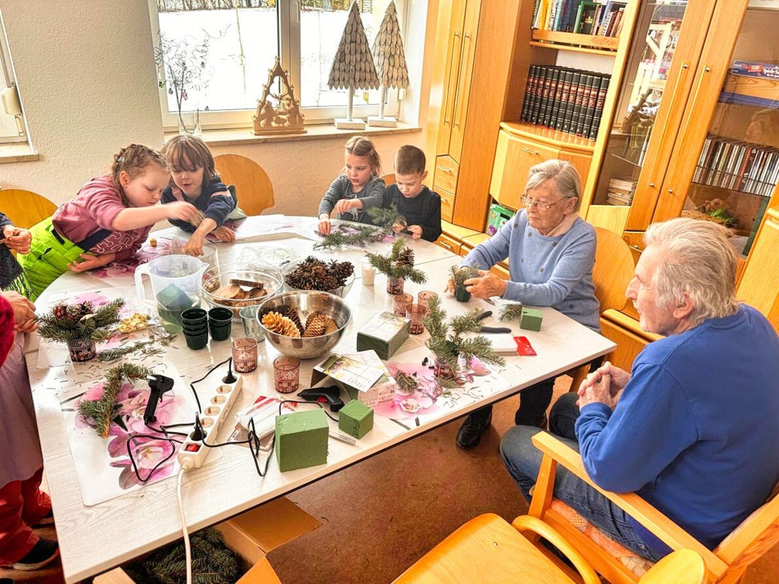 Auf diesem Bild kann man die Gäste unserer Weihnanchtsfeier sehen. Die Stimmung ist festlich und der generationsübergreifende Aspekt besonders gut zu erkennen.