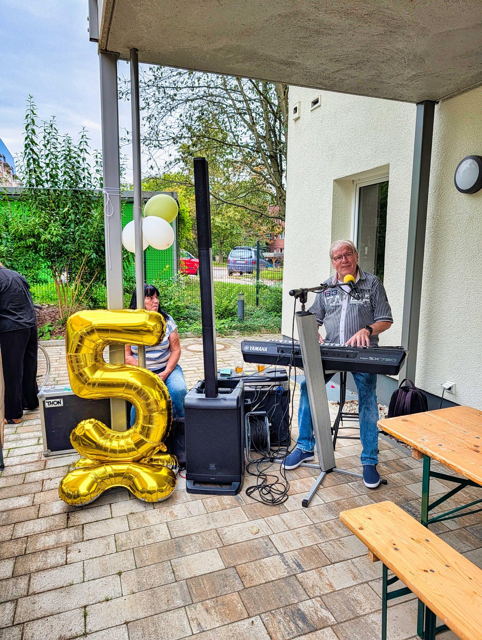 Auf diesem Bild ist das Fest zu sehen.