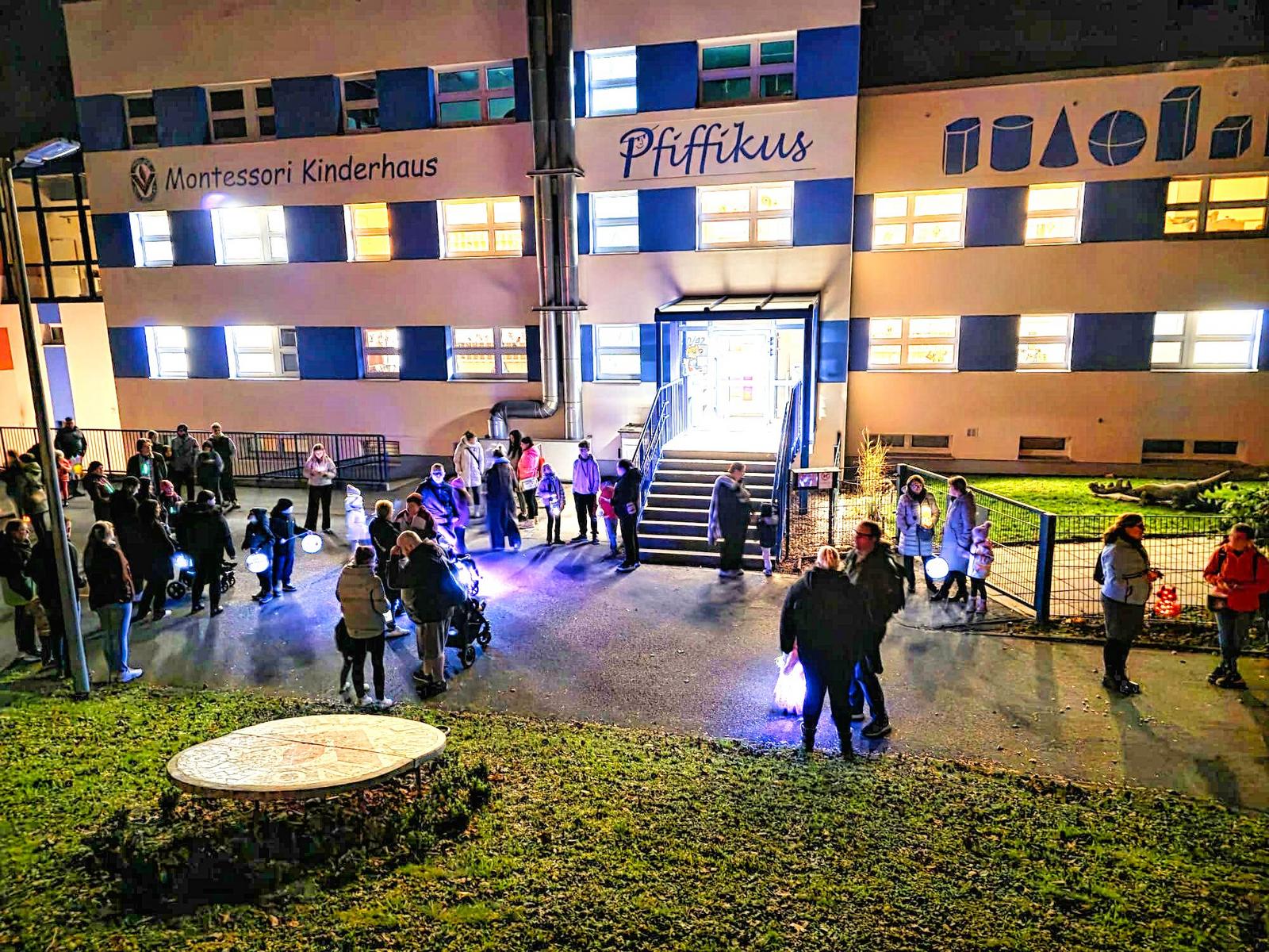 Auf diesem Bild ist die Veranstaltung in Szene gesetzt.