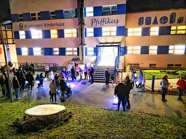 Auf diesem Bild ist die Veranstaltung in Szene gesetzt.