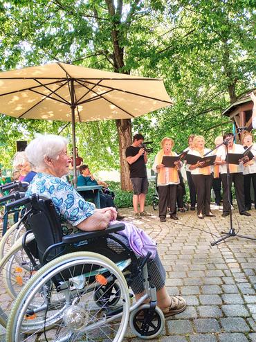Auf diesem Bild sieht man einen Zuschauer welcher die Veranstaltung begutachtet.
