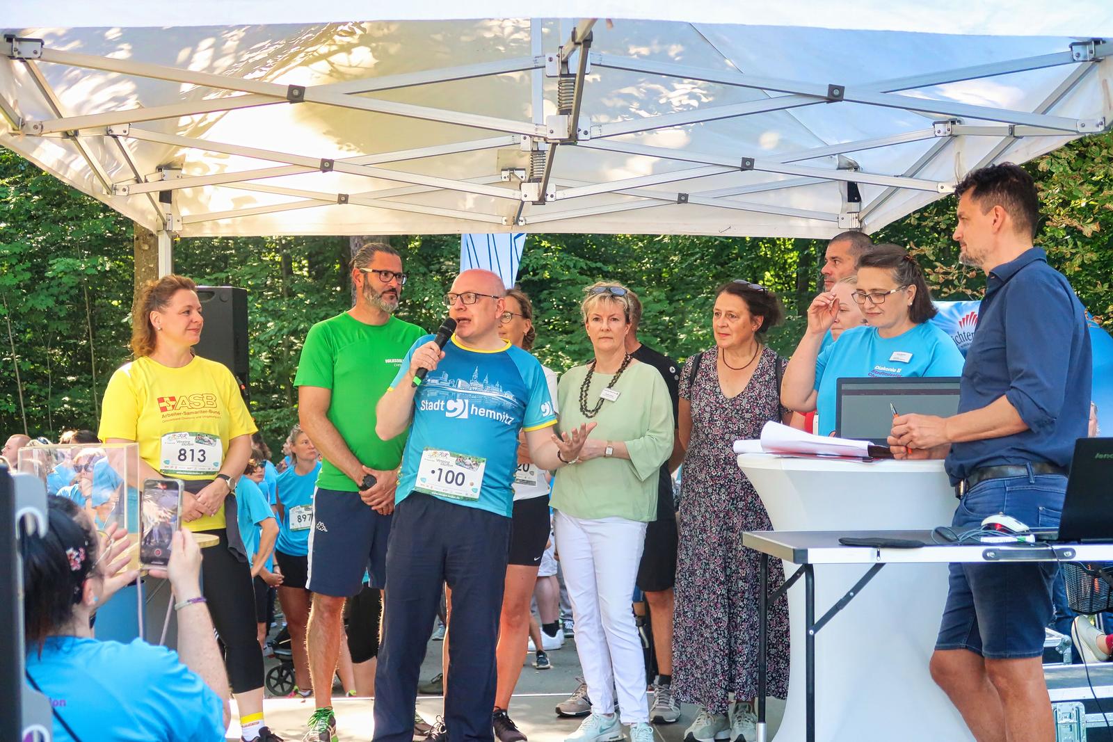 Auf diesem Bild ist Bürgermeister Sven Scholze sowie die Repräsentanten der LIGA zu sehen.