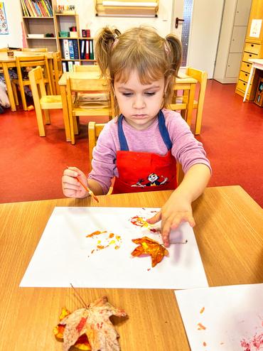 Auf diesem Bild sieht man, wie eines der Kinder den Blätterdruck anwendet.