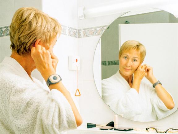 Seniorin Im Bad Mit Handsender Seniorin Im Bad Mit Handsender