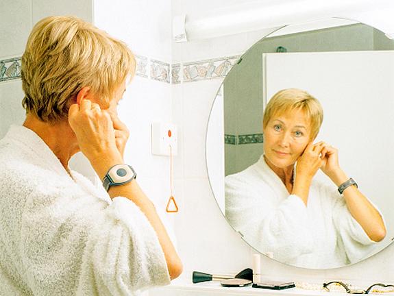 Seniorin Im Bad Mit Handsender