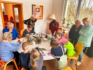 Auf diesem Bild kann man die Gäste unserer Weihnanchtsfeier sehen. Die Stimmung ist festlich und der generationsübergreifende Aspekt besonders gut zu erkennen.
