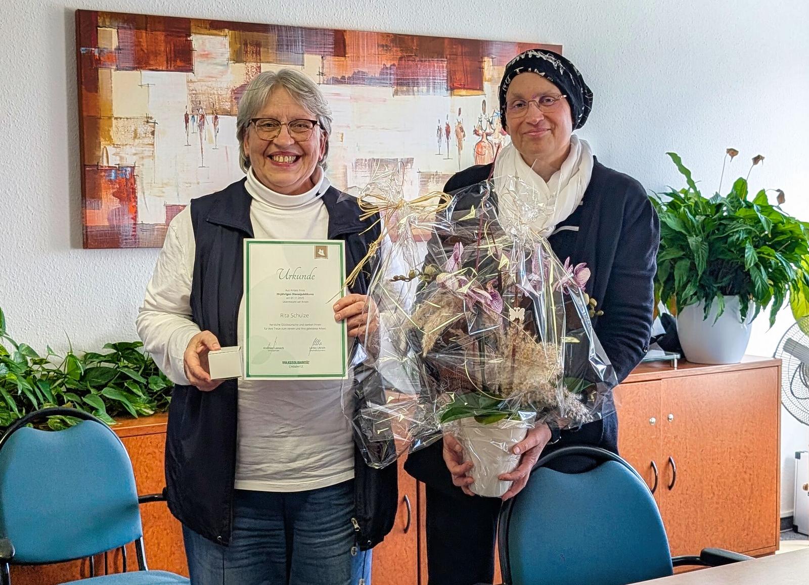 Auf diesem Bild iat Frau Schulze zu sehen, wie Sie geehrt wird.