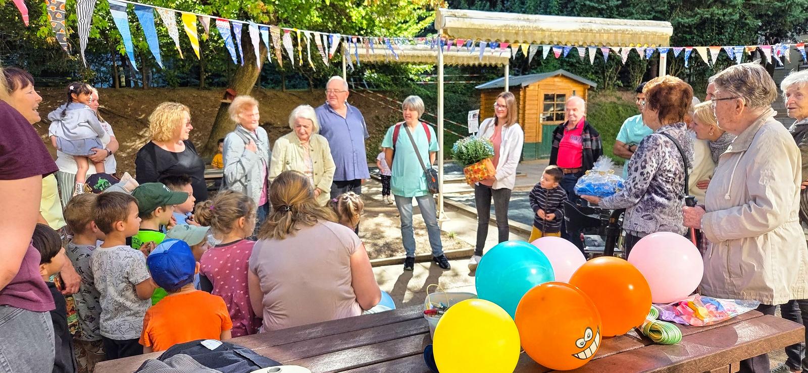 Auf dem Bild sind viele Besucher des Festes zu sehen. Die Stimmung ist ausgelassen.