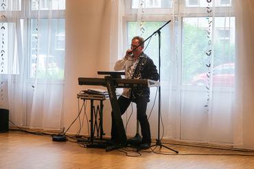 Auf diesem Bild sieht man Alleinunterhalter Jürgen Grubert in Aktion.