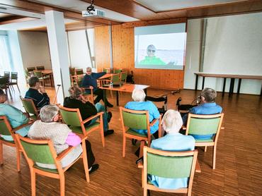 Auf diesem Bild sieht man, wie Frau Herberger ihren tollen Bericht hält.