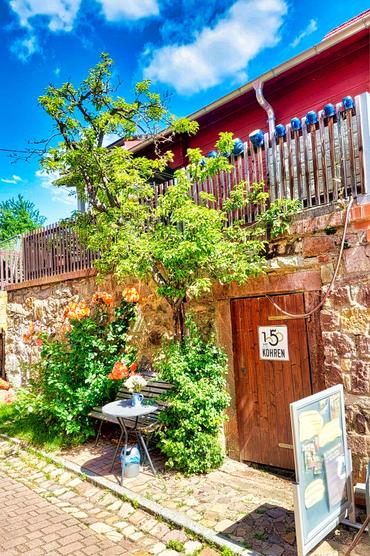 Auf diesem Bild sieht man eine altertümliche Fassade eines Gebäudes. das Wetter ist sehr schön.