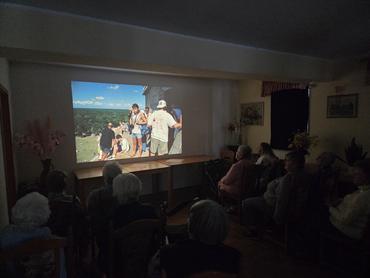 Auf dem Bild sieht man den Diavortrag von Andre Carlowitz.