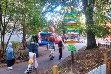 Auf diesem Bild sind einige Besucher des Festes zu sehen.