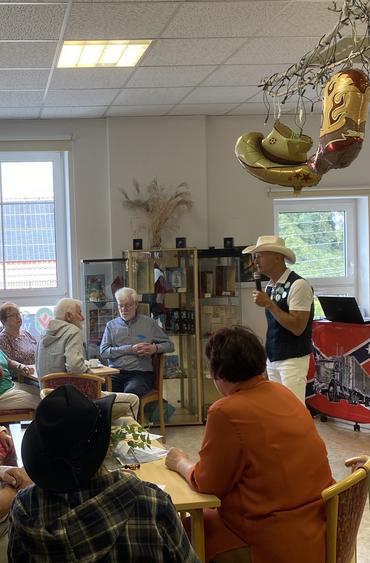 Auf diesem Bild sin deinige Gäste des Festes zu erkennen. Einer der Line Dancer hält zudem einen Vortrag.
