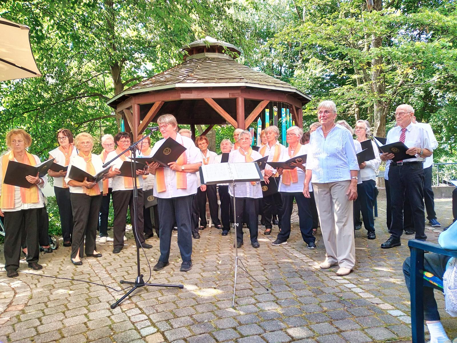 Auf diesem Bild kann man unseren Seniorenchor erkennen.