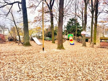 Auf diesem Bild ist die Außenanlage der Kita Glückskäfer zu sehen.