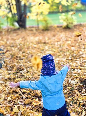 Auf dem Bild sieht man, wie die Kinder draußen spielen.