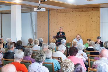 Auf diesem Bild wird Frau Weinhold geehrt.